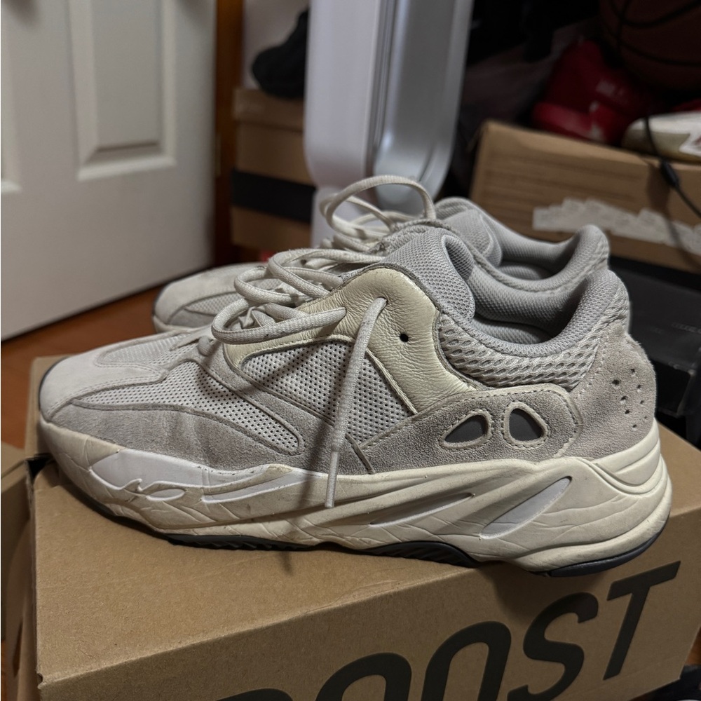 YEEZY “ANALOG” 700